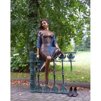 Femme sur balustrade -B1017