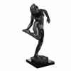 Danseuse regardant la plante de son pied droit Rmngp -RF005961